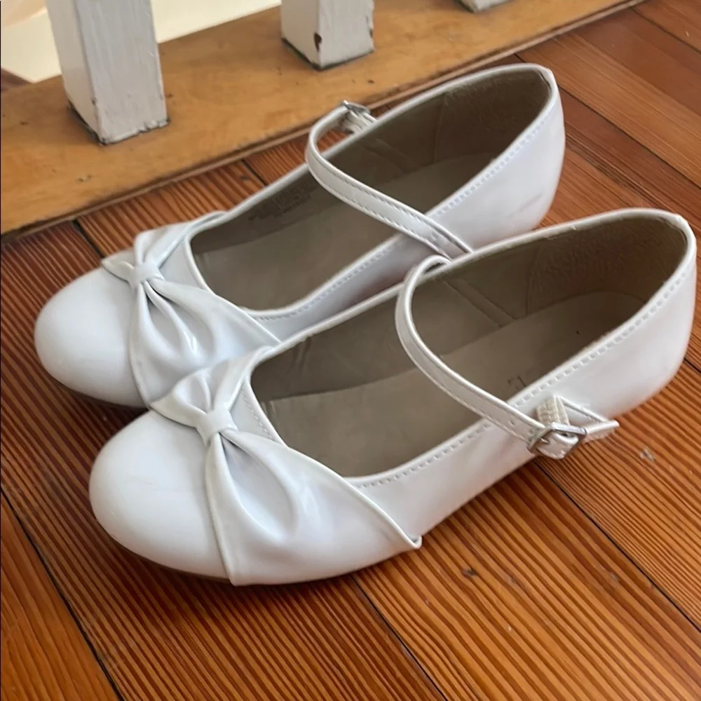 EUC Size 1 The Children's Place White Kids' Shoes with Bow